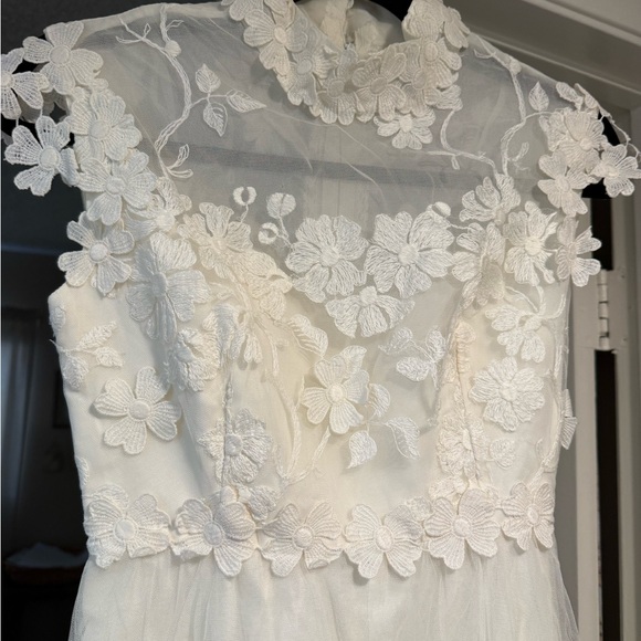 Vintage Ivory Floral Appliqué Wedding Dress - Picture 3 of 10